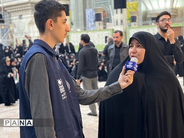 فریادِ ایستادگی از دلِ مرقد امام؛ دانش‌آموزان با سرود باید برخاست پیام مقاومت را ابلاغ کردند