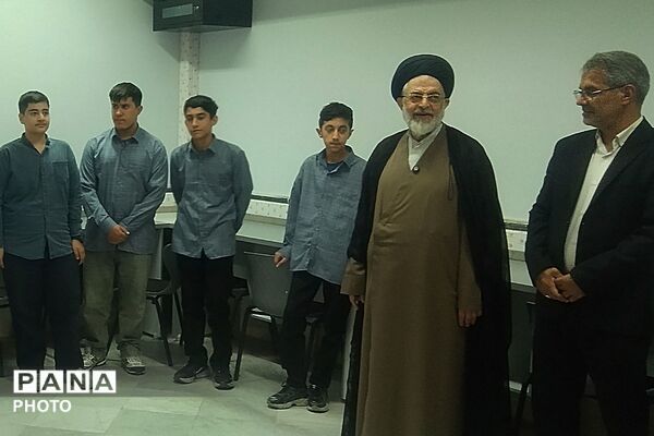اقامه اولین نماز ماه مهر در دبیرستان حکمت نبوی ناحیه دو شهرری 