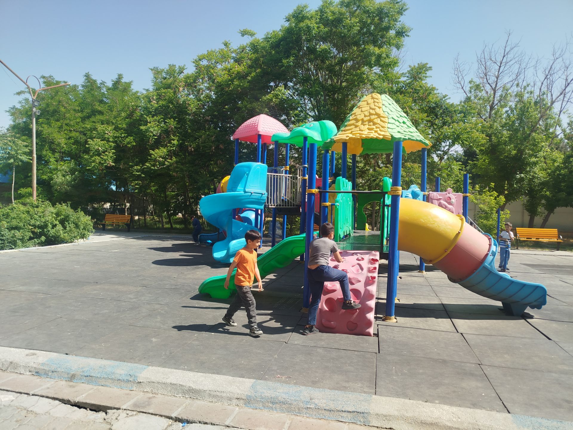 اردوی دانش‌آموزان مدرسه پسرانه مبین در پارک جنگلی شیروان