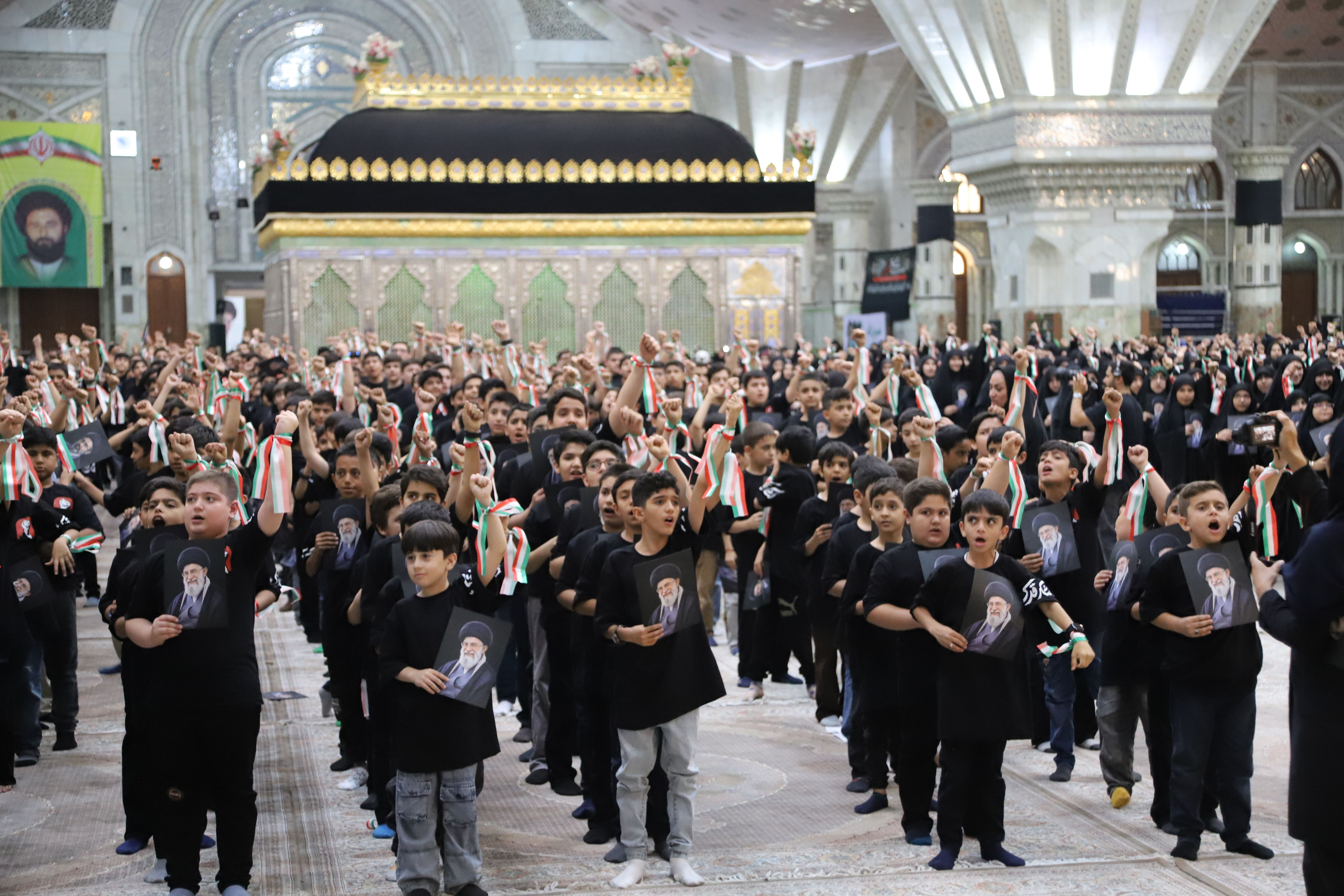 طنین سرود ۳ هزار دانش‌آموز در مرقد مطهر امام خمینی(ره)