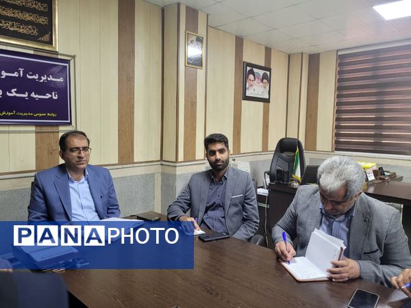 جلسه ستاد شاهد با حضور مسئولان بنیاد شهید در ناحیه یک بندرعباس