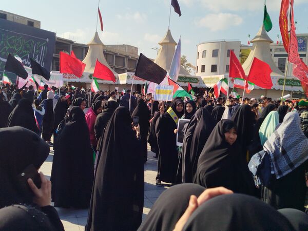 خروش ۱۳ آبان در مشهد؛ دانش‌آموزان، نماد ایستادگی