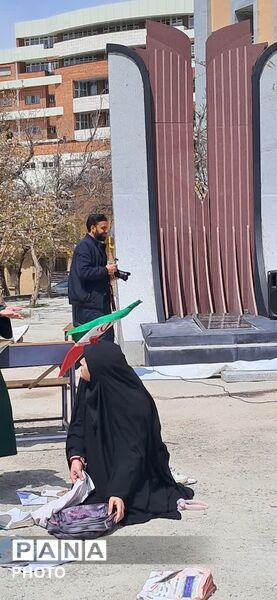نمایش دانش‌آموزان دختر در سوگ شهدای میناب