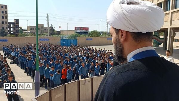 به صدا درآمدن زنگ نماز در مدرسه زعیم پاکدشت