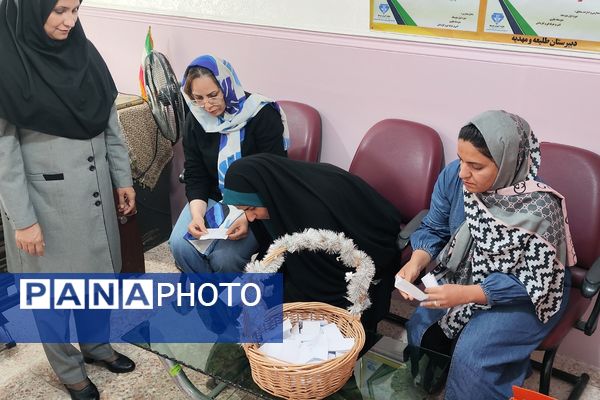 آغاز همدلی خانه و مدرسه، در جلسه انجمن اولیا و مربیان دبیرستان مهدیه