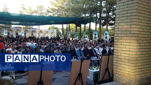 غبارروبی مزار شهدا توسط مسئولین شهرستان نیشابور انجام شد 