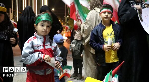 الله اکبر و پرچم ایران؛ نماد مقاومت نوجوانان همدانی در تجمعات شبانه