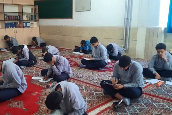   برگزاری امتحانات در دبیرستان هیات امنایی رازی 