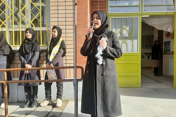 گرامیداشت ۱۲ بهمن در دبیرستان نماز و نیایش