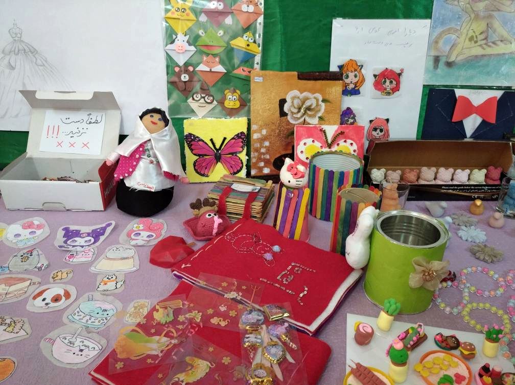 نمایشگاه هنرهای دستی دانش‌آموزان دبستان آزادی در هفته ماها