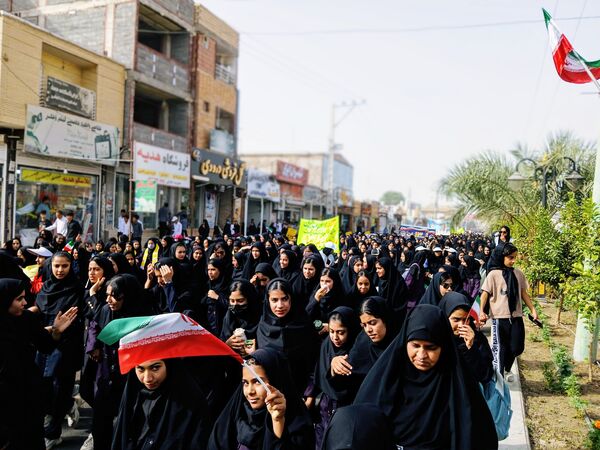 بیداری در گام‌های نوجوانان عنبرآباد؛ حضور حماسی در روز دانش‌آموز