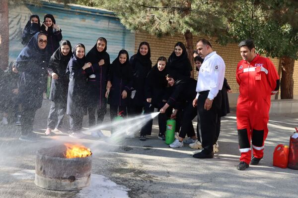 آموزش رایگان اطفای حریق برای ۹۹ دانش‌آموز ماهدشت کرج