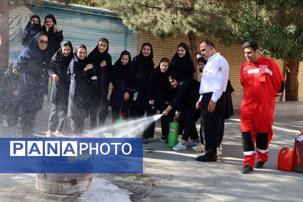 آموزش رایگان اطفای حریق برای ۹۹ دانش‌آموز ماهدشت کرج