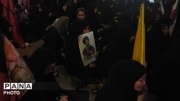 قاب هایی از رهبر شهید و رهبر معظم انقلاب در دستان سنگربان نیشابوری 