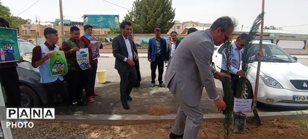 مسئولین اداره آموزش و پرورش کاشمر دو نهال بر زمین نهادند
