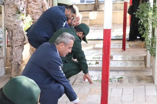  حال و هوای خاص گلباران مزار شهدا در گلزار شهدای شهرستان محلات