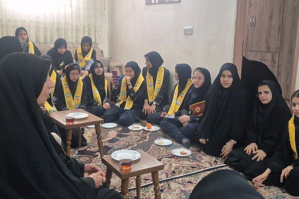 دیدار دانش آموزان فرزانگان با خانواده شهید صفری علمدار