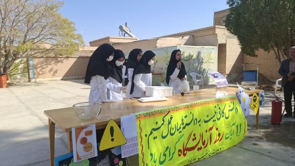 برگزاری جشن علمی شیمی در دبیرستان حضرت زینب(س) بهاباد