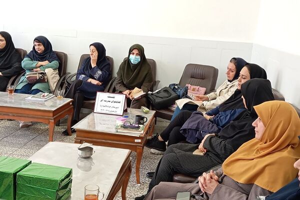 نشست کتابخوان مدرسه‌ای در دبیرستان دخترانه جوادالائمه بهارستان‌دو