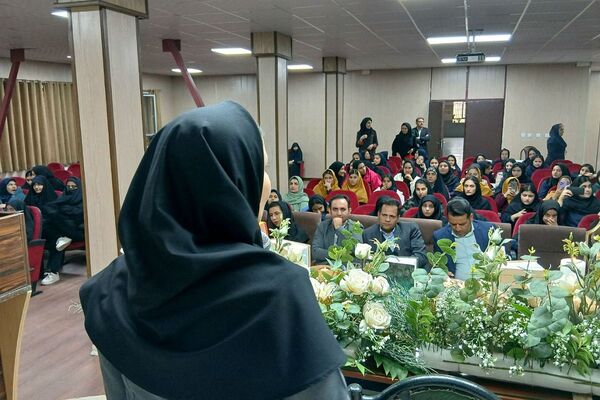 گردهمایی‌ دانش آموزی در هفته کتاب و کتابخوانی