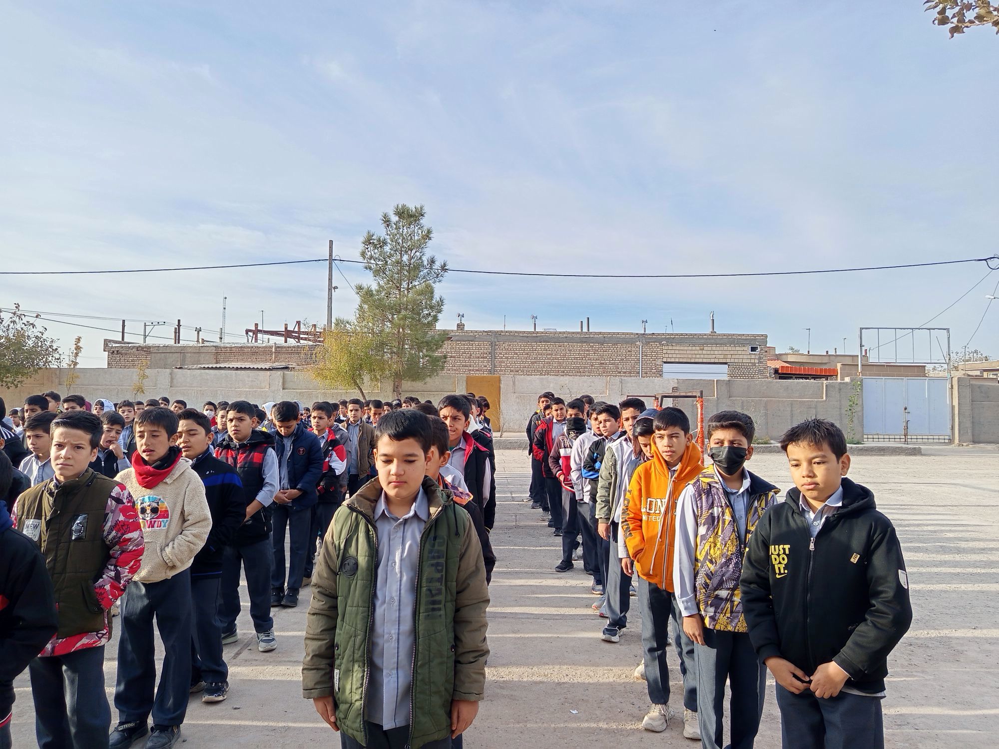 مراسم صبحگاهی در مدرسه پسرانه برادران ابراهیمی نیا