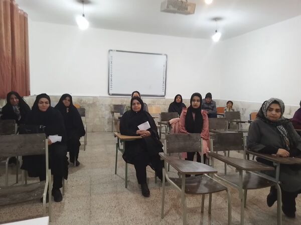  دیدار دبیران با اولیا در دبیرستان دخترانه فاطمیه 