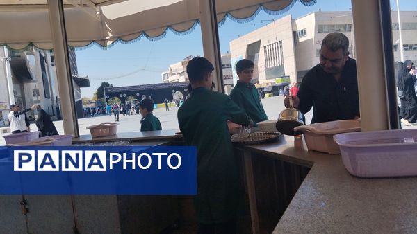 حضور نوجوانان در میدان شهدای مشهد برای استقبال و پذیرایی از زائران امام رضا(ع)