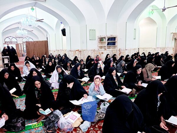 تلاوت دسته جمعی قرآن به مناسبت ماه مبارک رمضان