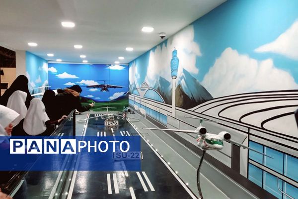 بازدید دانش‌آموزان دبیرستان شهدای اقتدار از نمایشگاه هوا فضا