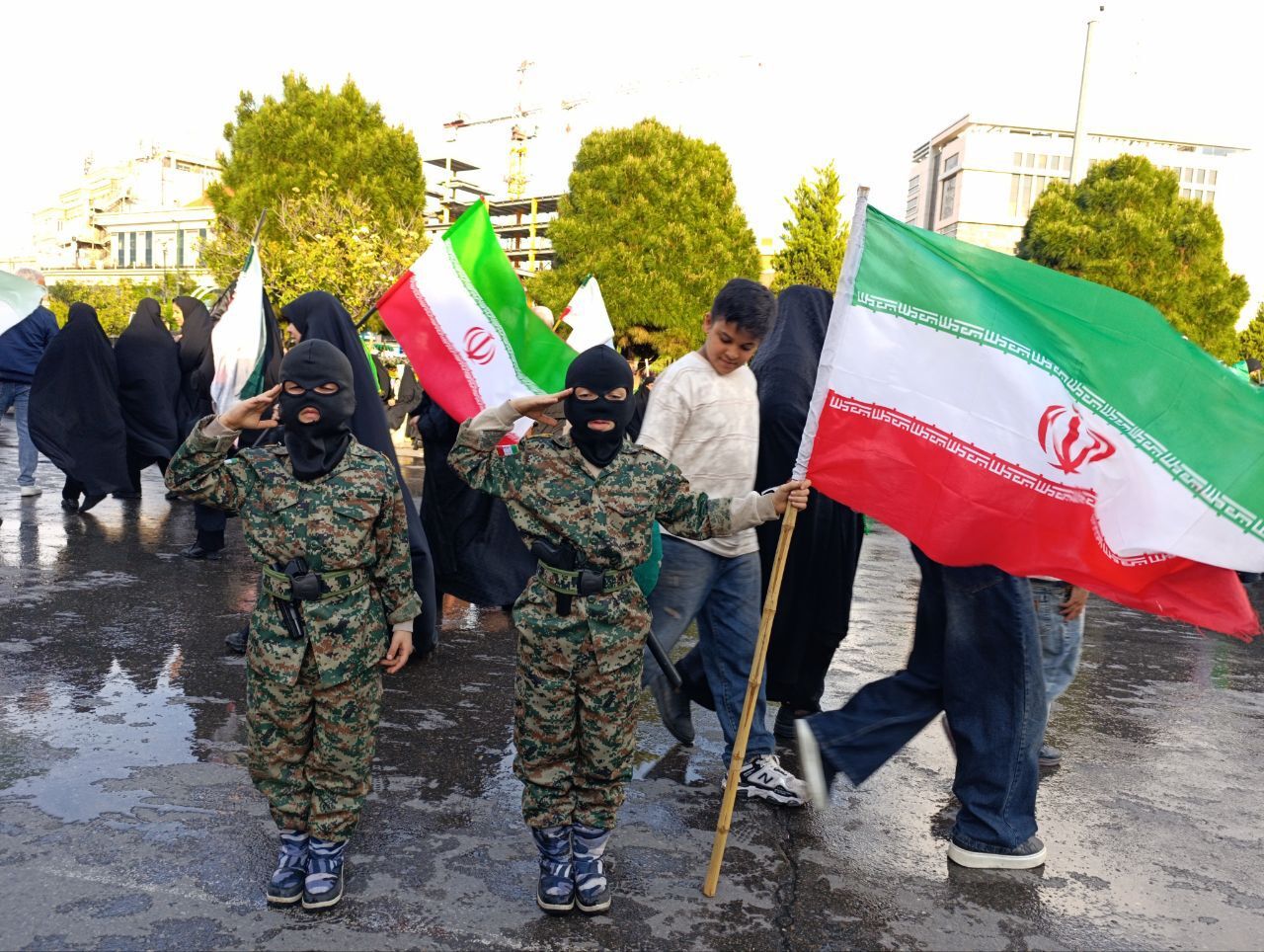 از کوچک تا بزرگ همه در چهلم رهبر شرکت کردند