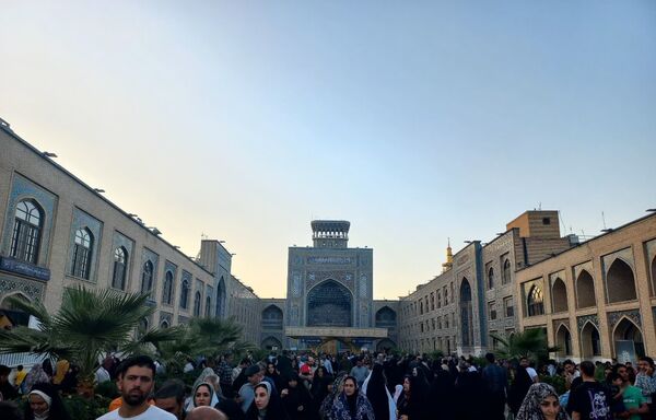 سیل عظیم زائران و مجاوران حرم امام رضا (ع) در روز آغاز امامت حضرت مهدی (عج)