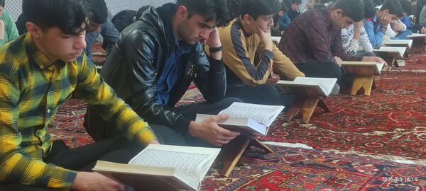 اعتکاف دانش‌آموزان روستای گونبرف در برف یک متری