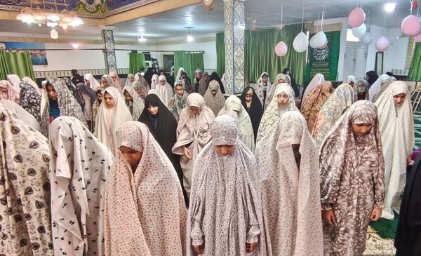 نوجوانان دختر در اعتکاف؛ لحظاتی سرشار از نماز و معنویت