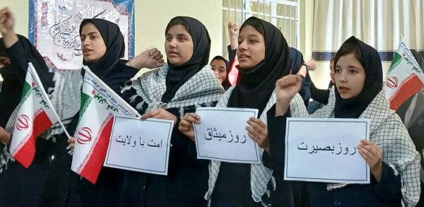 مراسم روز بصیرت و میثاق امت با ولایت در دبیرستان مرحوم میری روستای بزنجرد خلیل آباد