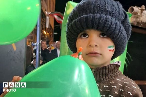 مردم فیروزکوه در میدان معلم؛ ایستادگی‌ای پررنگ‌تر از همیشه