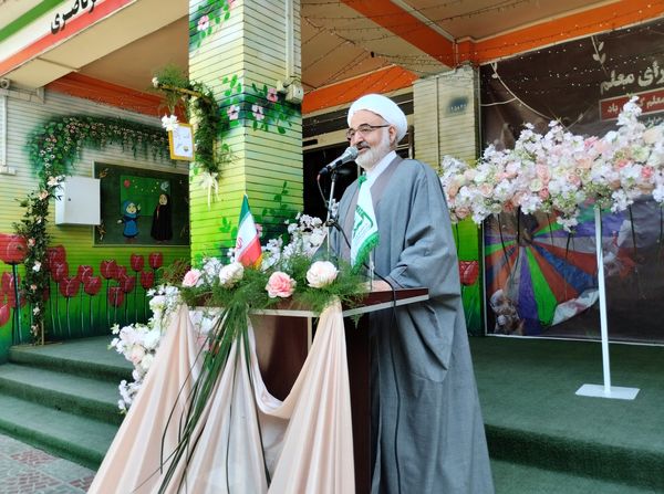 به صدا درآوردن زنگ سپاس‌ معلم در مدرسه شاهد شهید ناصری