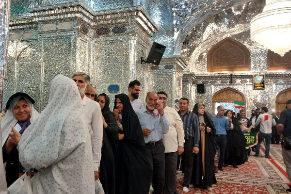 شاهچراغ مملو از مردمی که برای انتخابات حضور پیدا کردند