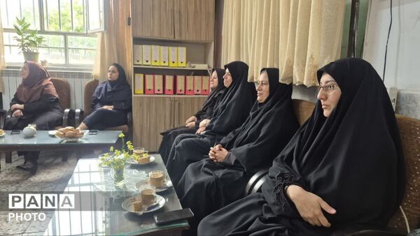  تقدیر از مدیریت دبیرستان دخترانه شهید بصیر با حضور کارشناسان متوسطه اول