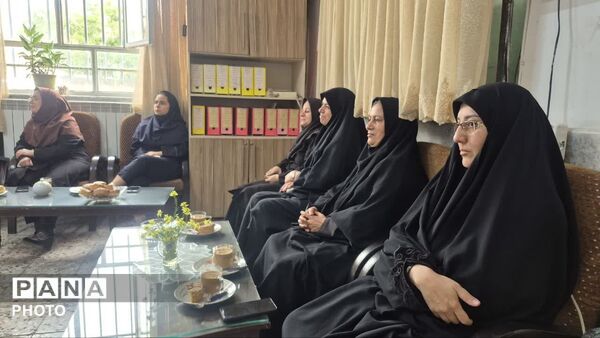  تقدیر از مدیریت دبیرستان دخترانه شهید بصیر با حضور کارشناسان متوسطه اول