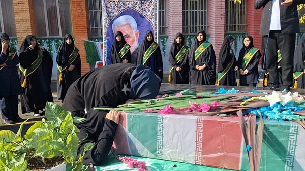 تشییع شهید گمنام در دبیرستان فاطمیه ناحیه یک کرج