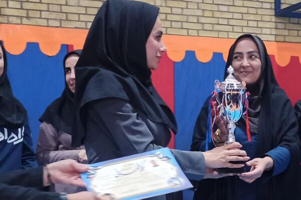 تقدیر از تیم های برتر مسابقات والیبال استانی شهرستانهای تهران در ری یک