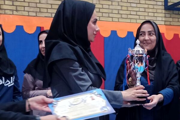 تقدیر از تیم های برتر مسابقات والیبال استانی شهرستانهای تهران در ری یک