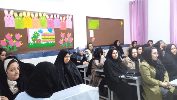 جلسه انجمن اولیا و ارائه کارنامه های هشدار به والدین در مدرسه شهید نجفی فدافن