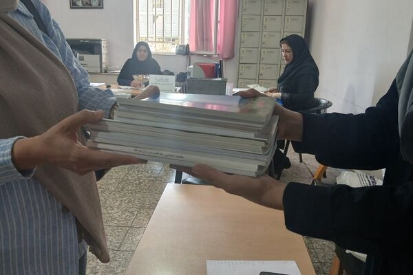 دبیرستان دخترانه بعثت۲ شهرک وایین در تدارک پروژه مهر با توزیع کتاب و لباس فرم