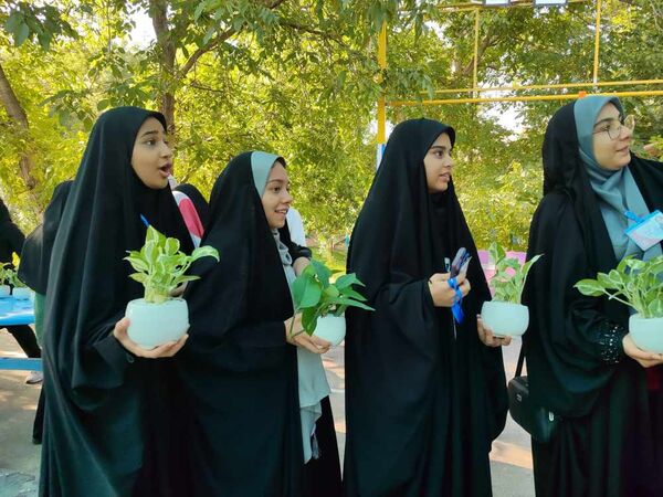 اردوی مادر دختری دانش‌آموزان ناحیه یک مشهد به‌مناسبت روز خانواده