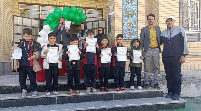 جشن انقلاب در مدرسه معلم یک آشخانه