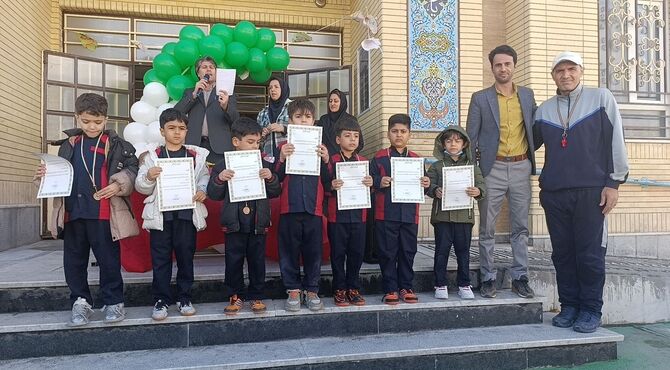 جشن انقلاب در مدرسه معلم یک آشخانه