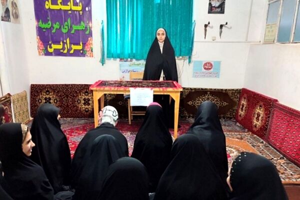 وقتی دانش‌آموزان مردانی آذر چراغ انتخاب را در مسجد روشن کردند