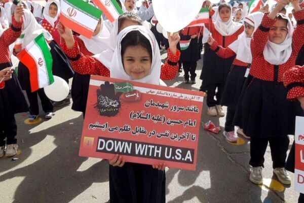  آیین گرامیداشت انقلاب اسلامی در مدارس رباط‌کریم