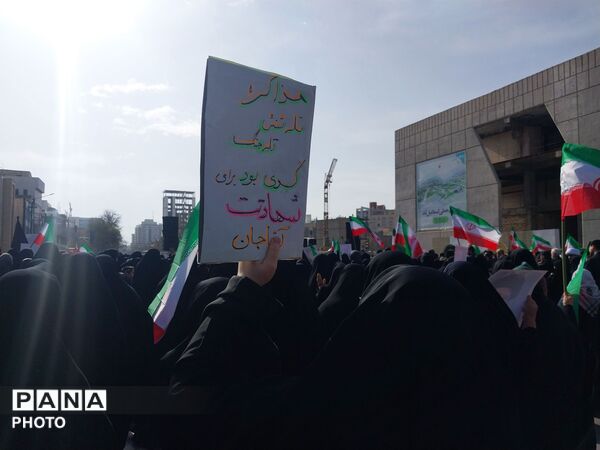 تجمع دانش آموزان و مردم غیور در سوگ رهبر معظم انقلاب در میدان شهدا مشهد مقدس